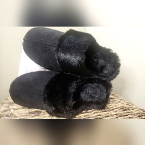 NWT Kensie Black fur slippers....size 8 - Picture 3 of 3